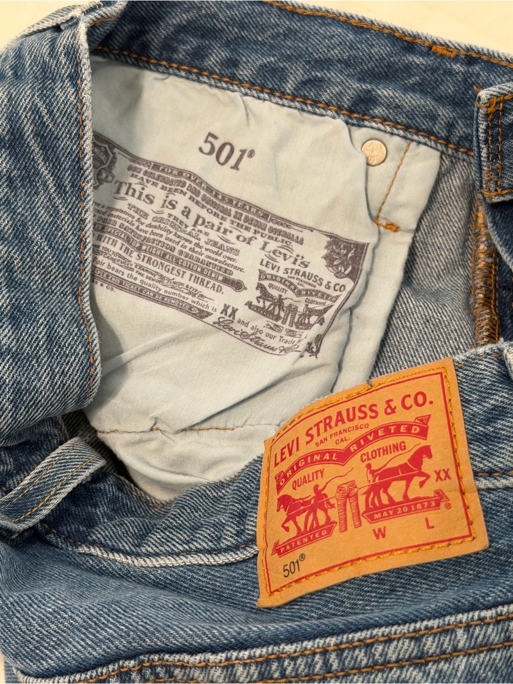 Levi's 501 Shorts - Picture 3 of 4